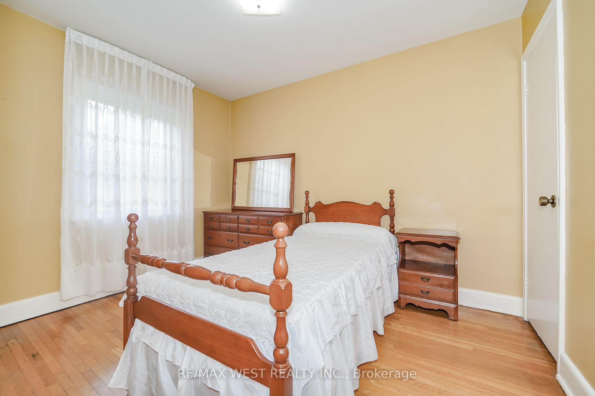 Photo 6 of 428 Maple Leaf Drive, North York, Maple Leaf — HOMEH