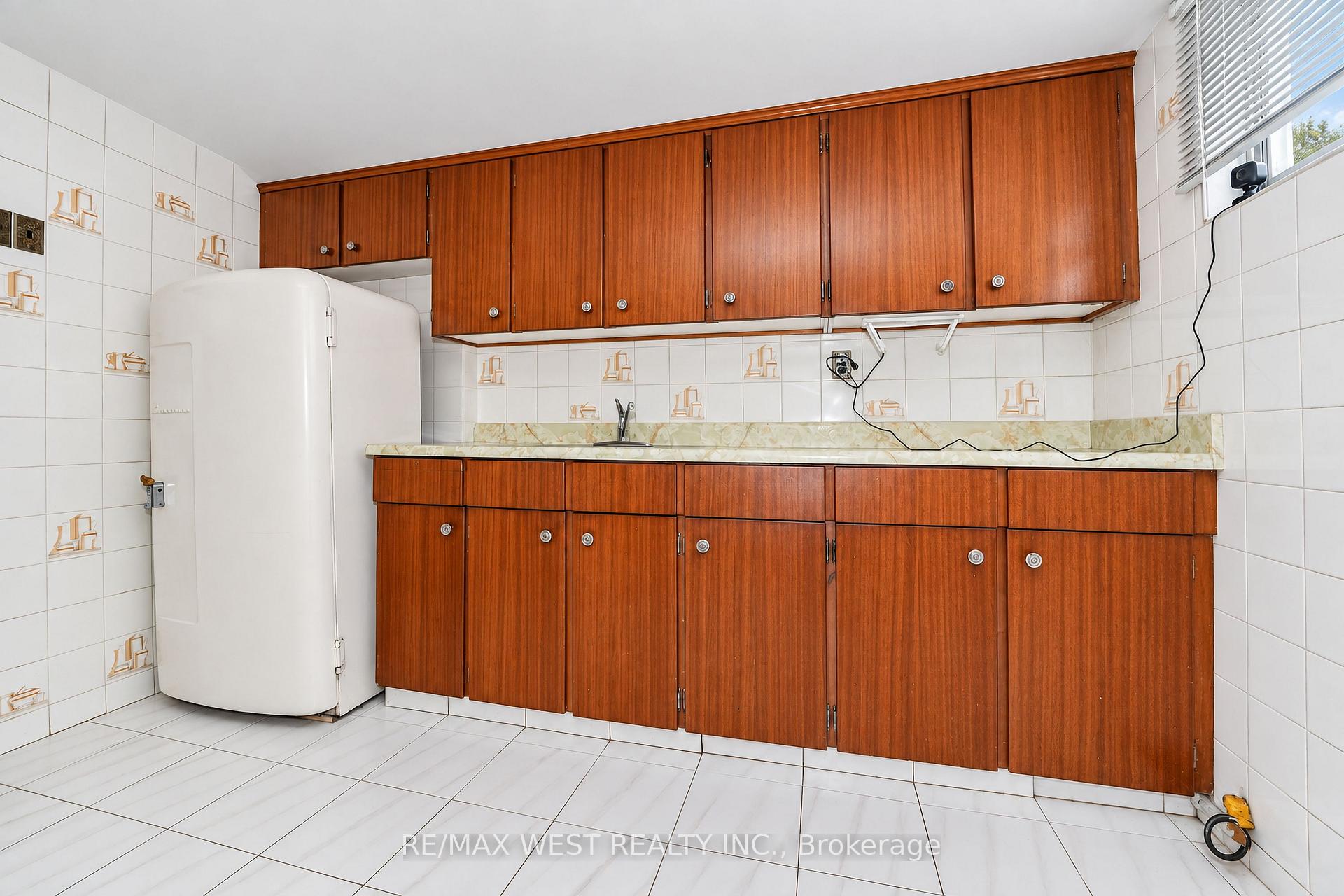 Photo 8 of 428 Maple Leaf Drive, North York, Maple Leaf — HOMEH