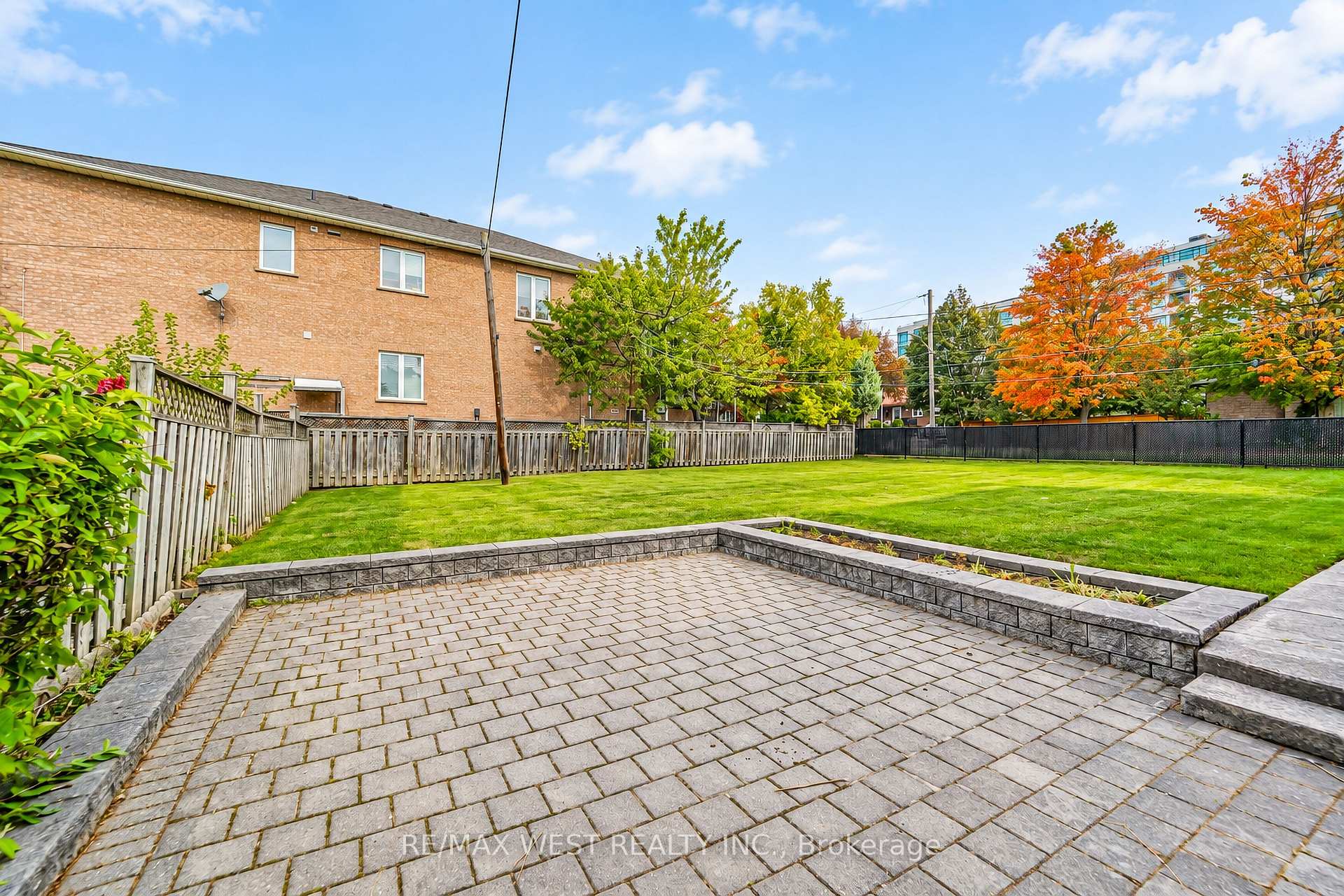Photo 10 of 428 Maple Leaf Drive, North York, Maple Leaf — HOMEH