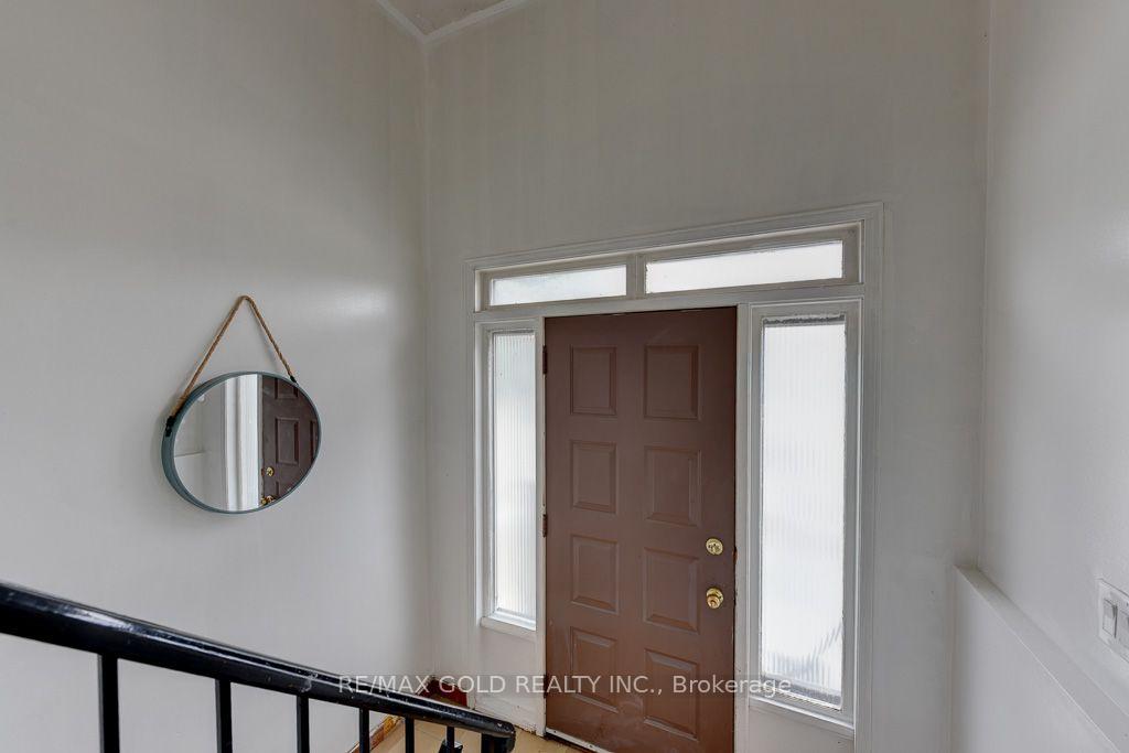 Photo 5 of 22 Kittiwake Avenue, Etobicoke, West Humber-Clairville — HOMEH
