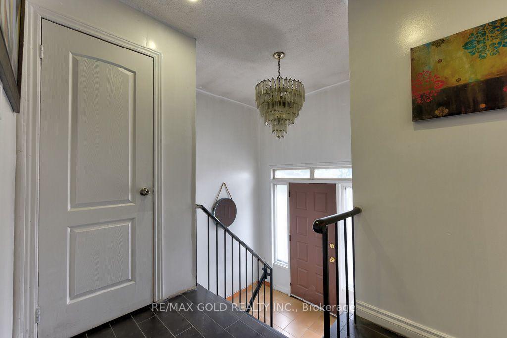 Photo 6 of 22 Kittiwake Avenue, Etobicoke, West Humber-Clairville — HOMEH
