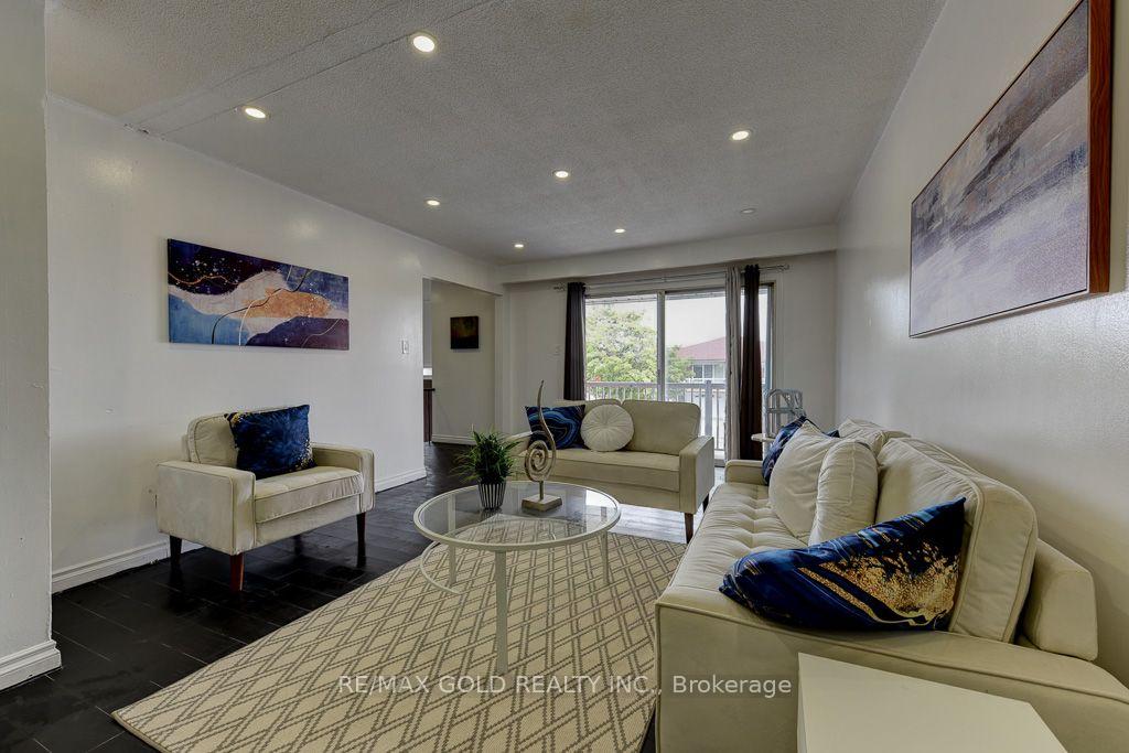 Photo 7 of 22 Kittiwake Avenue, Etobicoke, West Humber-Clairville — HOMEH