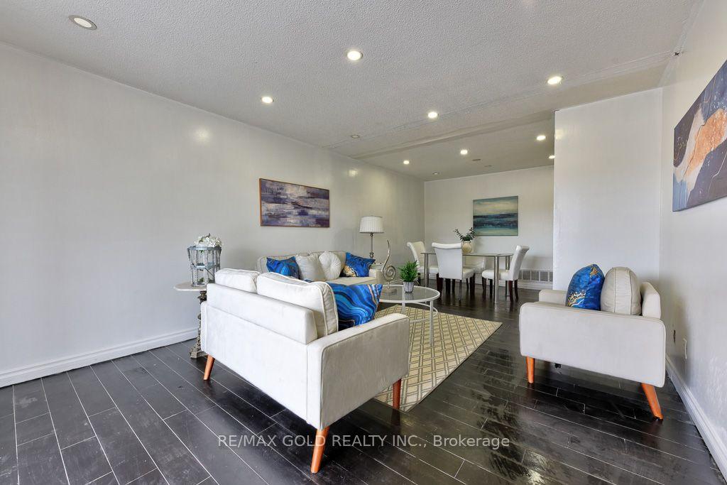 Photo 8 of 22 Kittiwake Avenue, Etobicoke, West Humber-Clairville — HOMEH