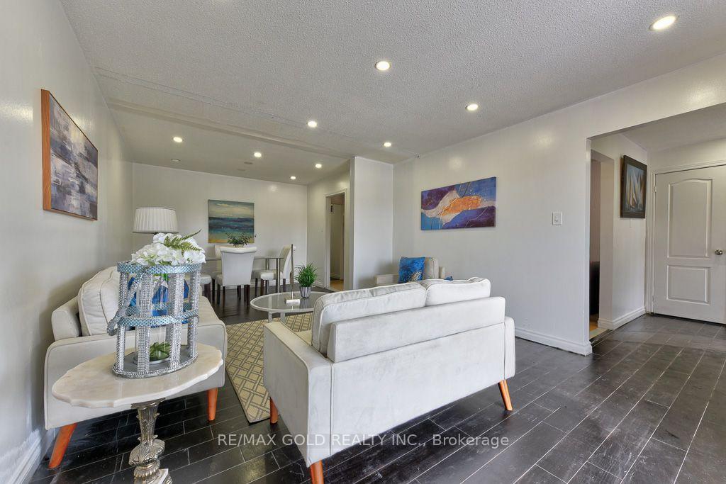 Photo 9 of 22 Kittiwake Avenue, Etobicoke, West Humber-Clairville — HOMEH