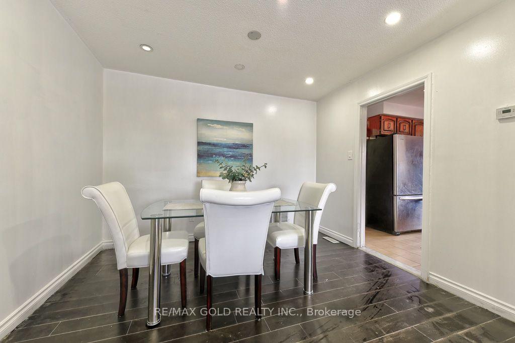 Photo 11 of 22 Kittiwake Avenue, Etobicoke, West Humber-Clairville — HOMEH