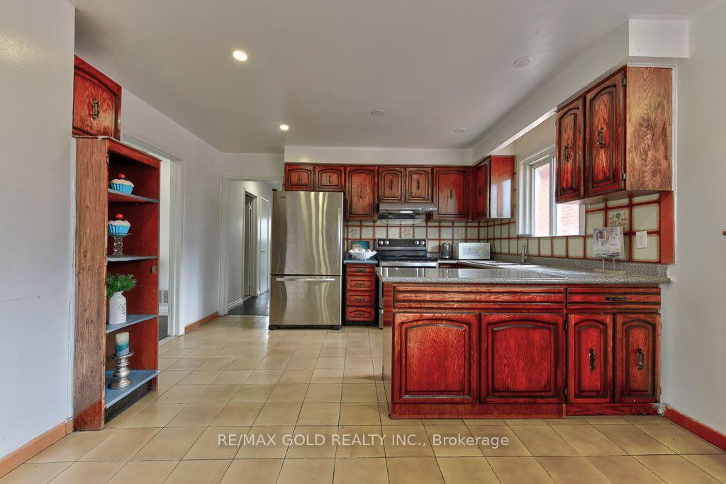 Photo 12 of 22 Kittiwake Avenue, Etobicoke, West Humber-Clairville — HOMEH