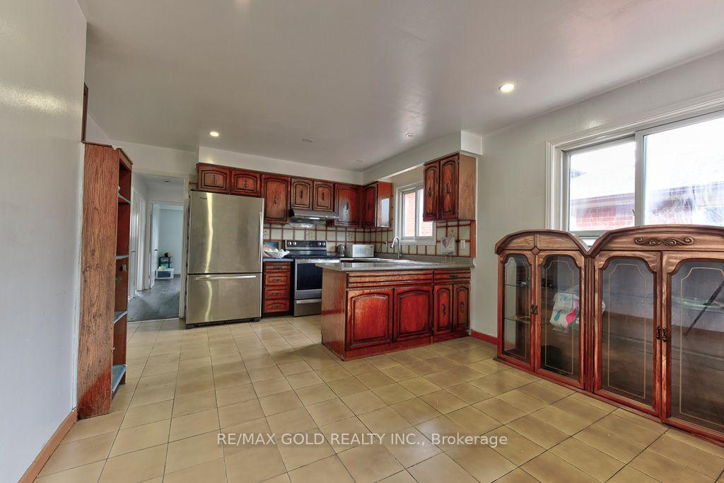 Photo 13 of 22 Kittiwake Avenue, Etobicoke, West Humber-Clairville — HOMEH