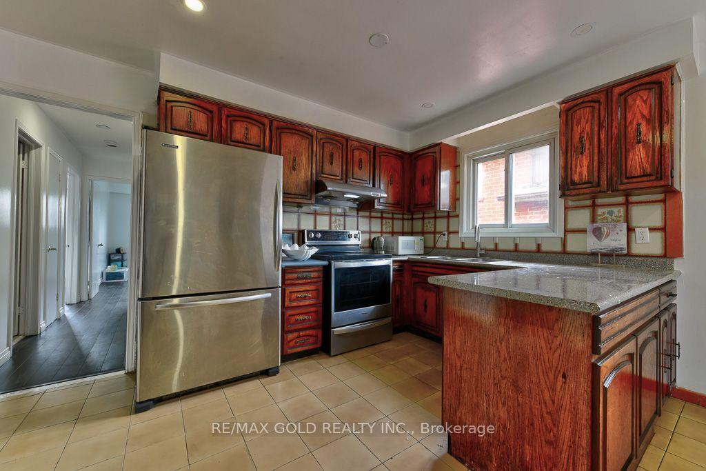 Photo 14 of 22 Kittiwake Avenue, Etobicoke, West Humber-Clairville — HOMEH