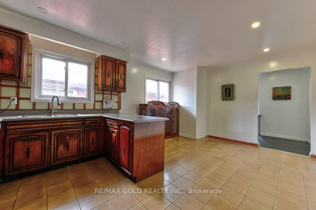 Photo 15 of 22 Kittiwake Avenue, Etobicoke, West Humber-Clairville — HOMEH