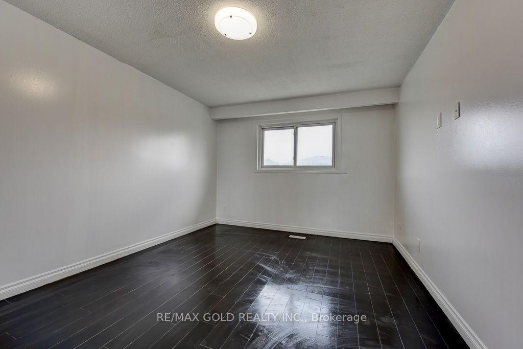 Photo 17 of 22 Kittiwake Avenue, Etobicoke, West Humber-Clairville — HOMEH