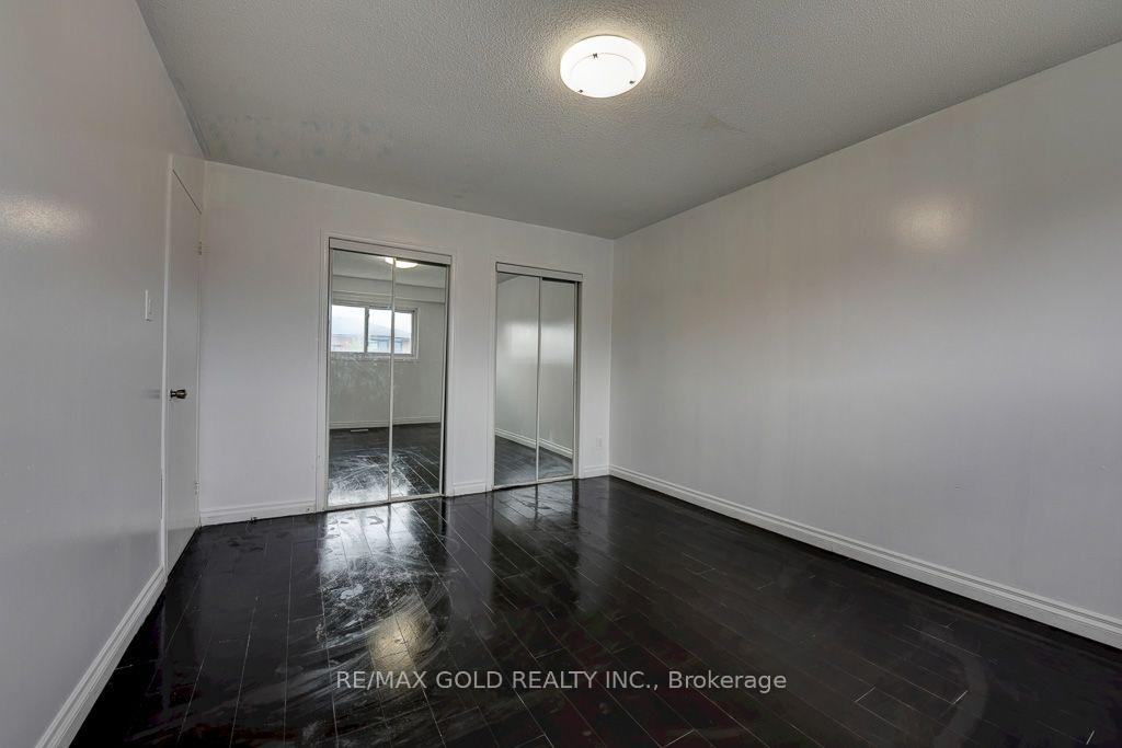 Photo 18 of 22 Kittiwake Avenue, Etobicoke, West Humber-Clairville — HOMEH