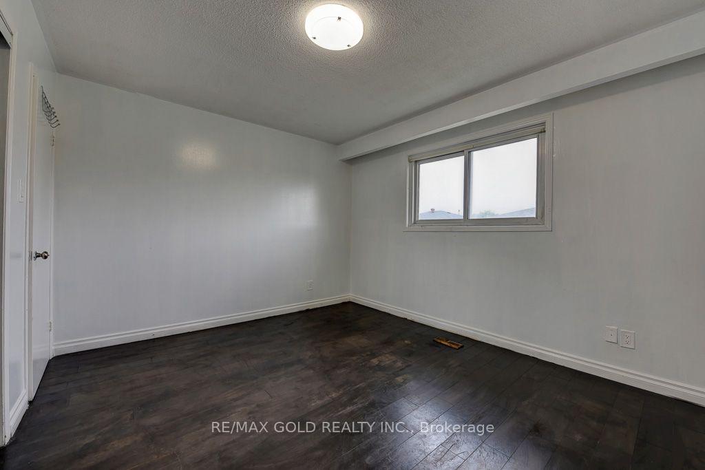 Photo 20 of 22 Kittiwake Avenue, Etobicoke, West Humber-Clairville — HOMEH