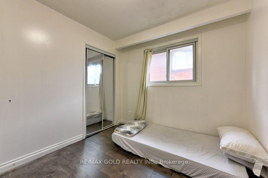 Photo 23 of 22 Kittiwake Avenue, Etobicoke, West Humber-Clairville — HOMEH