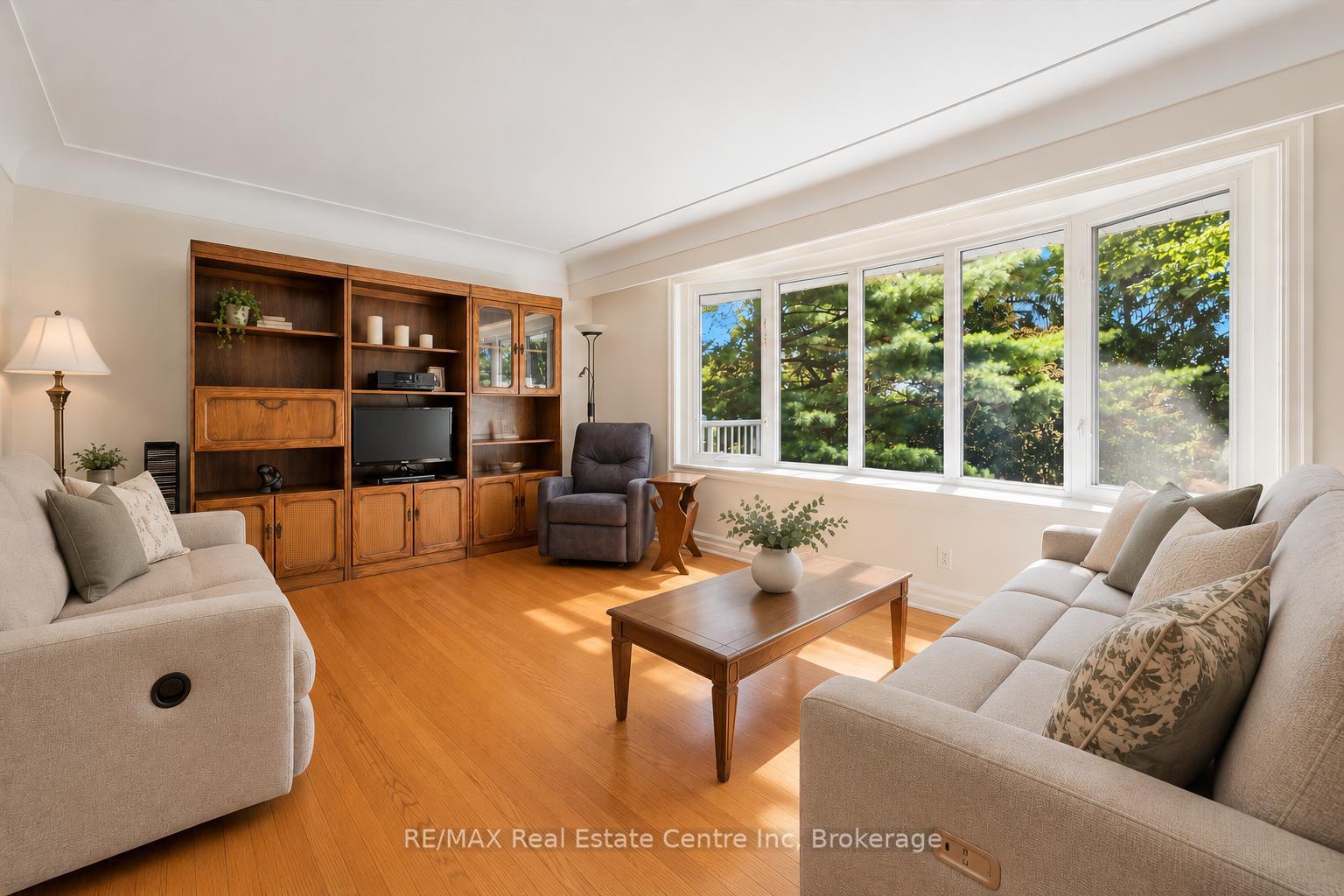 Photo 2 of 38 Callander Drive, Guelph, St. George's — HOMEH