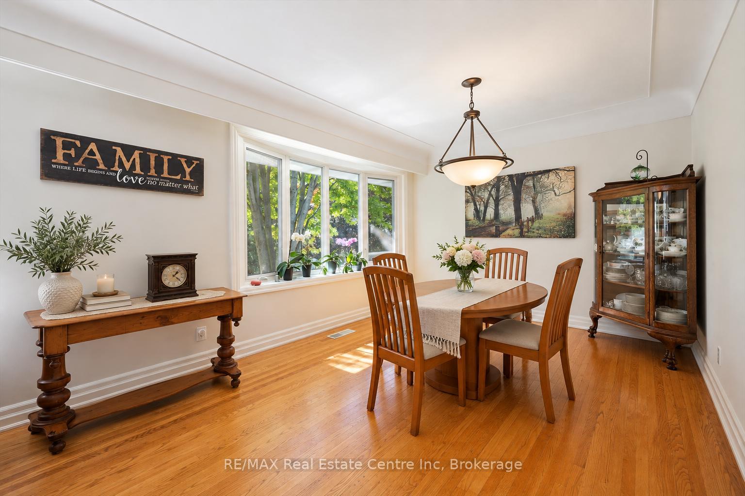 Photo 4 of 38 Callander Drive, Guelph, St. George's — HOMEH