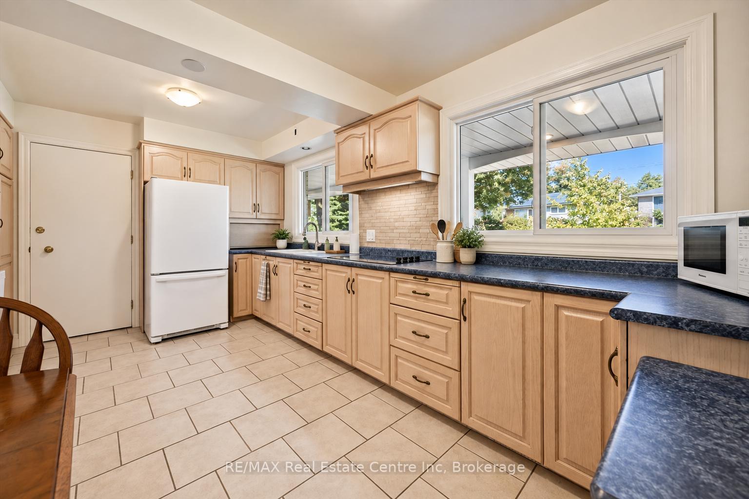 Photo 6 of 38 Callander Drive, Guelph, St. George's — HOMEH