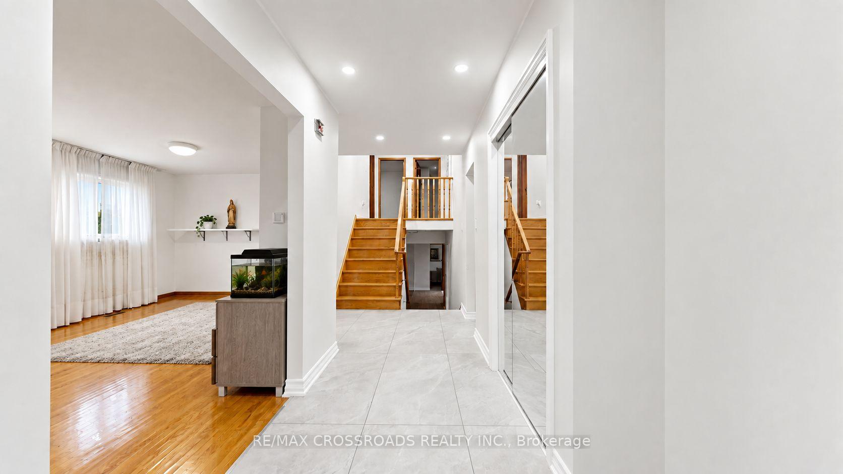 Photo 3 of Unit 6, 106 Stilecroft Drive, North York, York University Heights — HOMEH