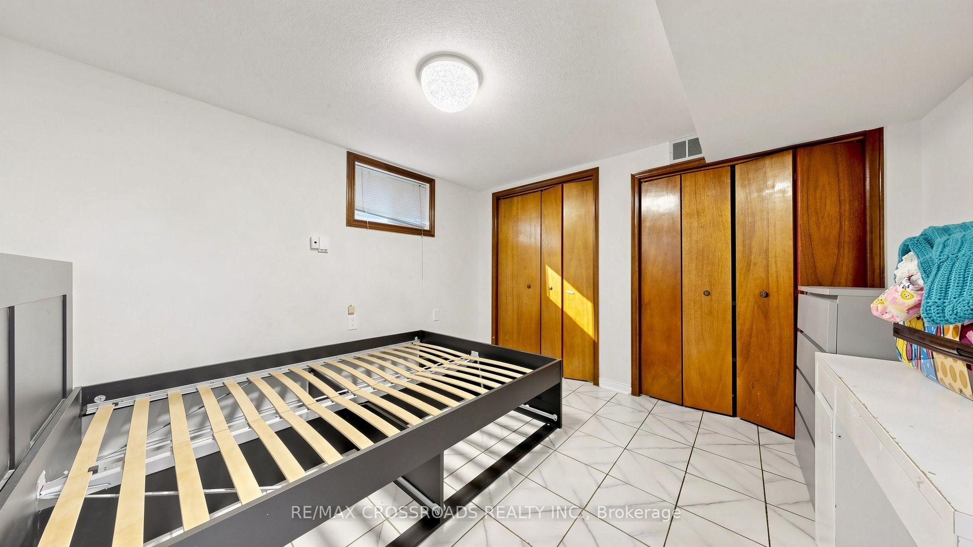 Photo 4 of Unit 6, 106 Stilecroft Drive, North York, York University Heights — HOMEH