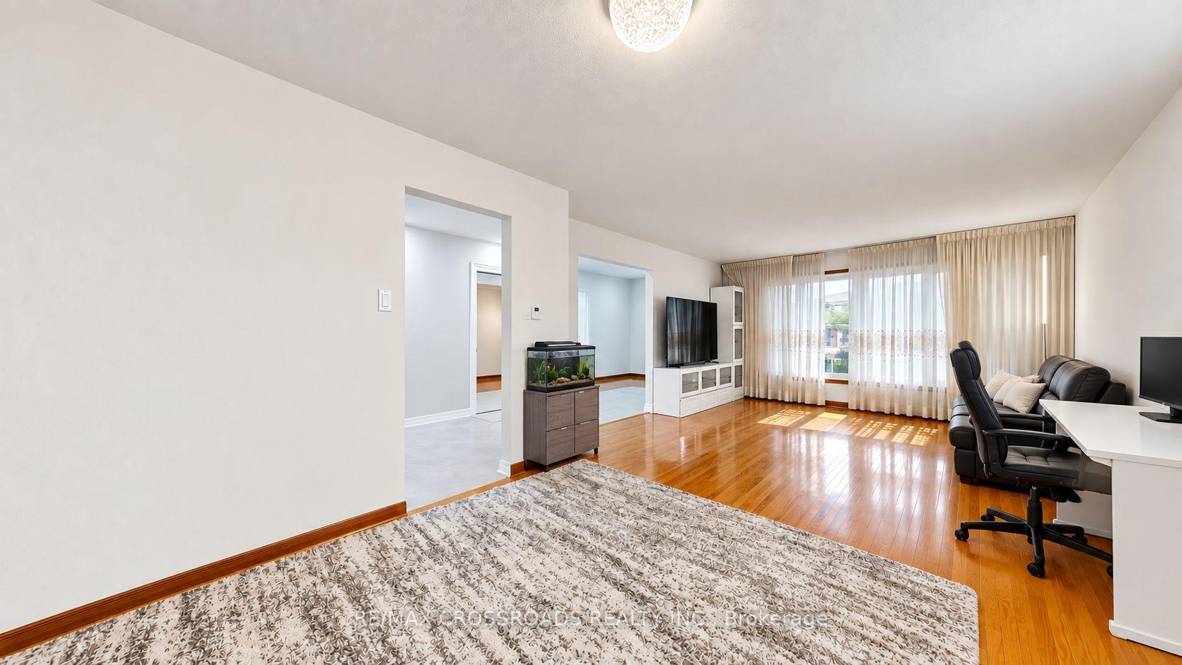 Photo 7 of Unit 6, 106 Stilecroft Drive, North York, York University Heights — HOMEH