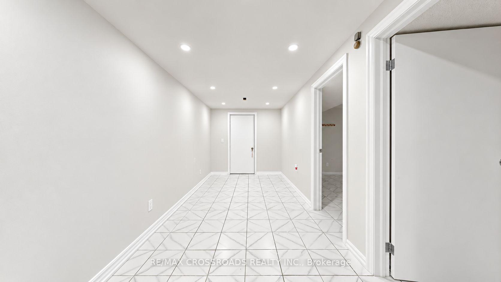 Photo 8 of Unit 6, 106 Stilecroft Drive, North York, York University Heights — HOMEH