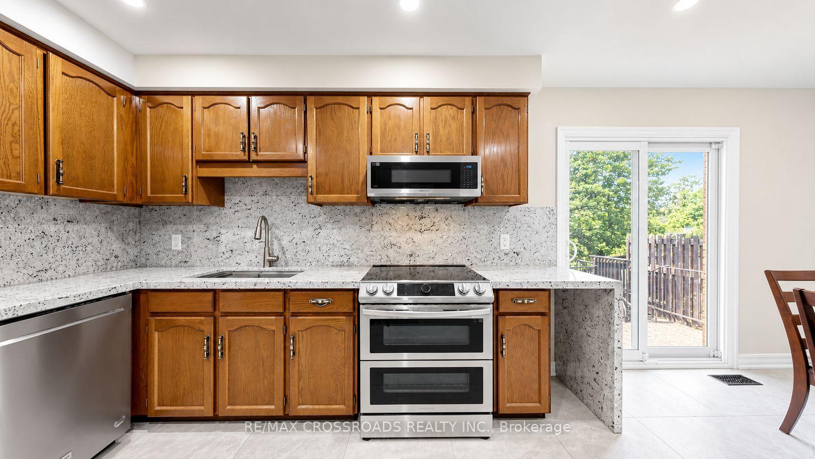 Photo 9 of Unit 6, 106 Stilecroft Drive, North York, York University Heights — HOMEH
