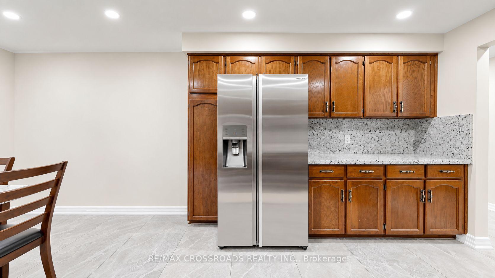 Photo 10 of Unit 6, 106 Stilecroft Drive, North York, York University Heights — HOMEH