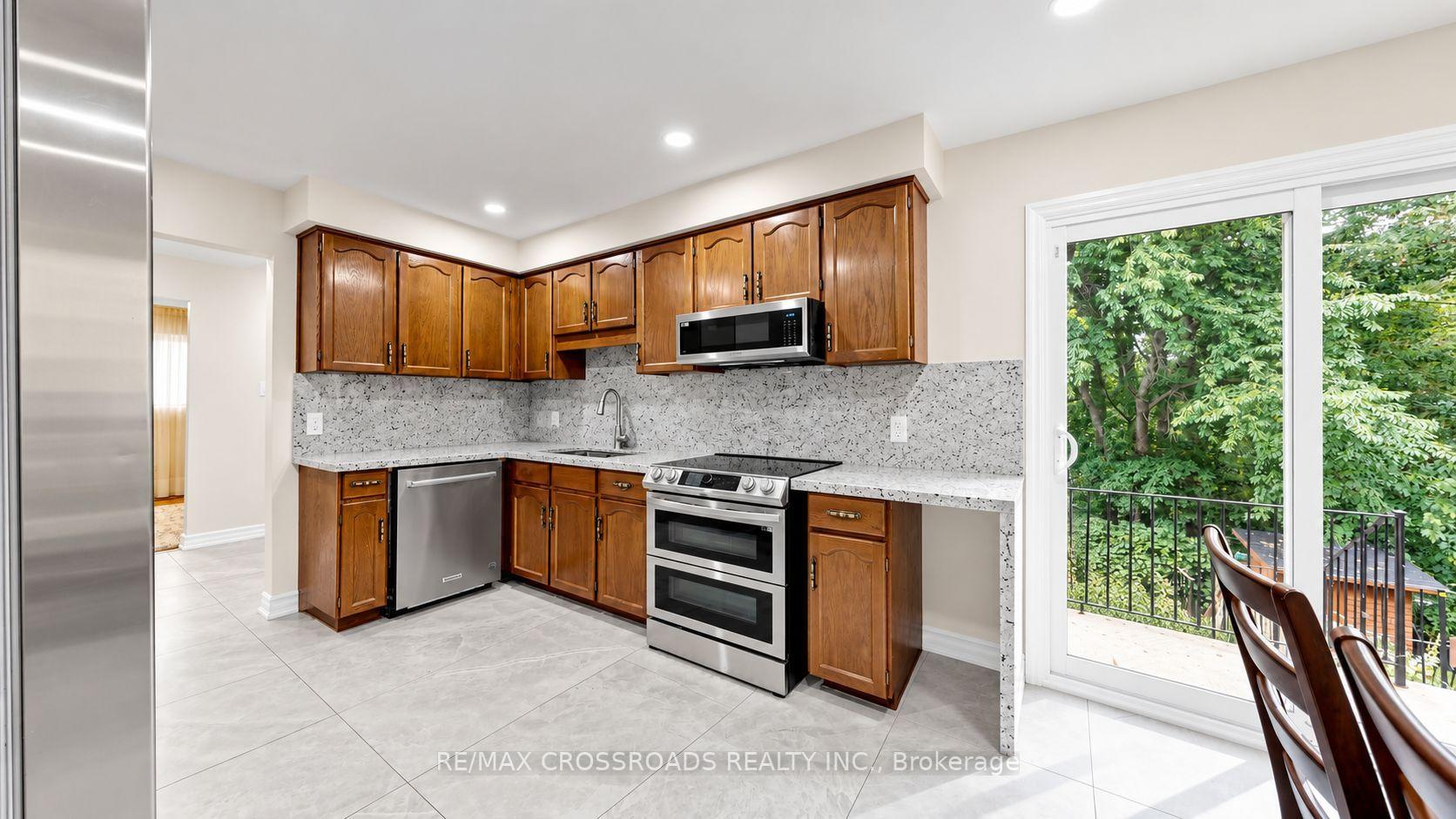 Photo 11 of Unit 6, 106 Stilecroft Drive, North York, York University Heights — HOMEH