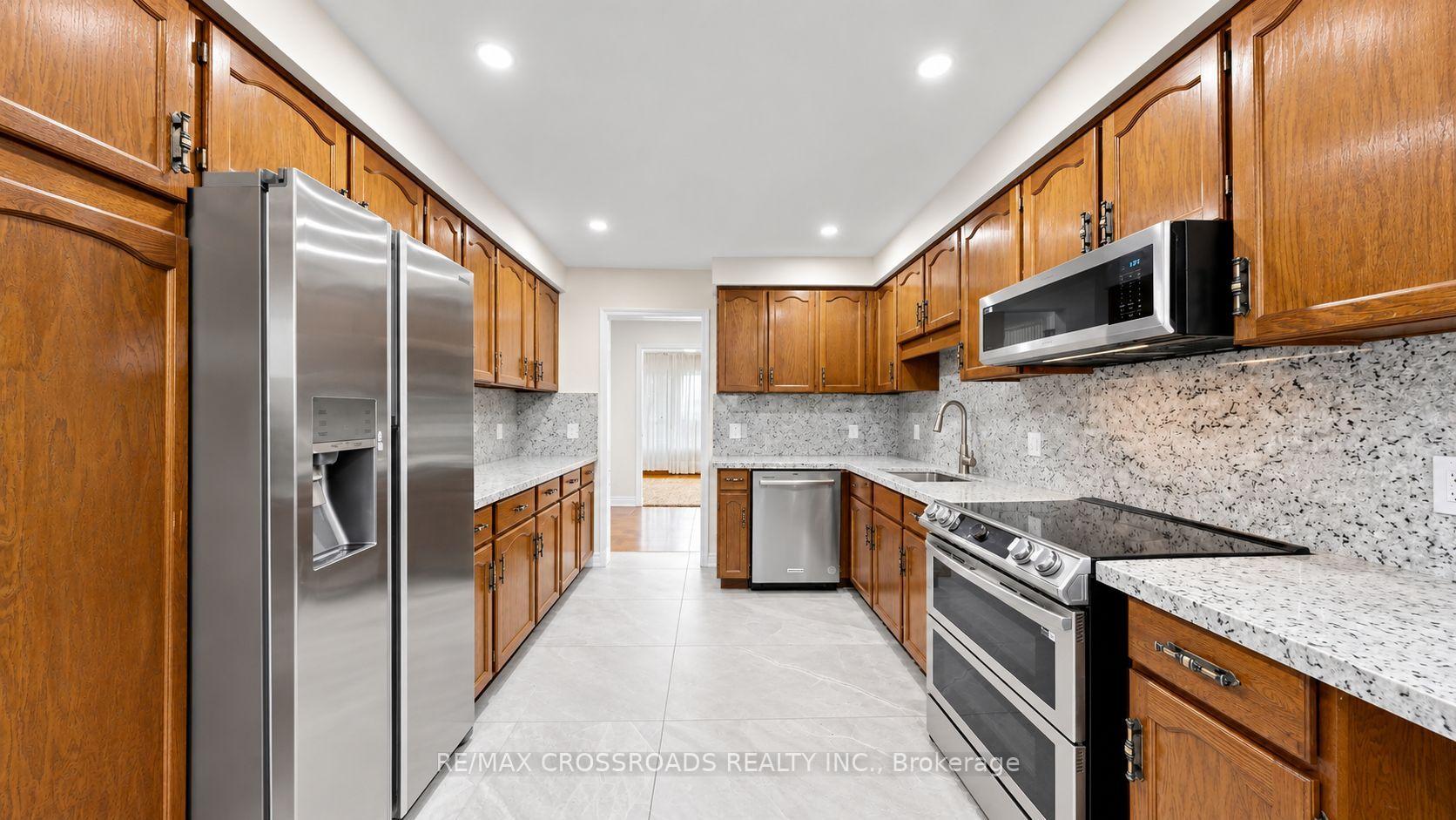 Photo 12 of Unit 6, 106 Stilecroft Drive, North York, York University Heights — HOMEH