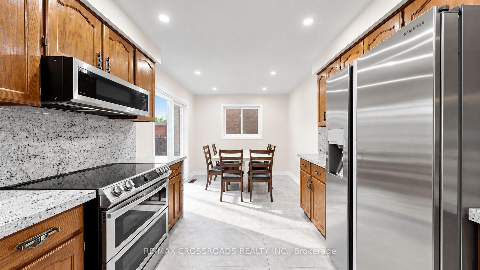 Photo 14 of Unit 6, 106 Stilecroft Drive, North York, York University Heights — HOMEH