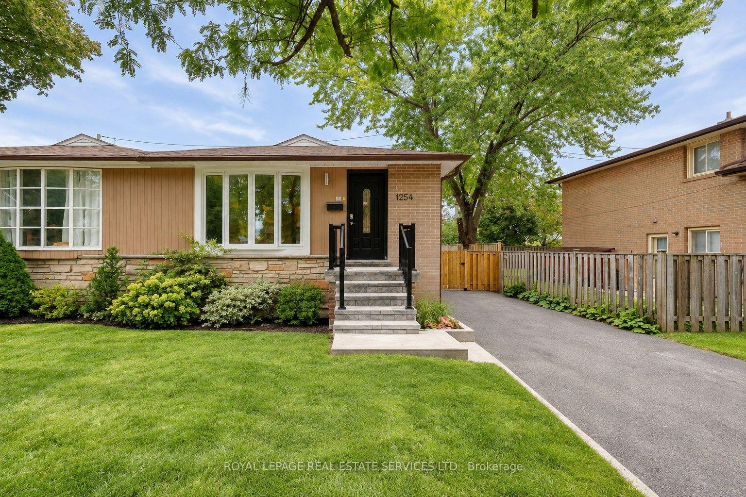 Photo of 1254 Napier Crescent