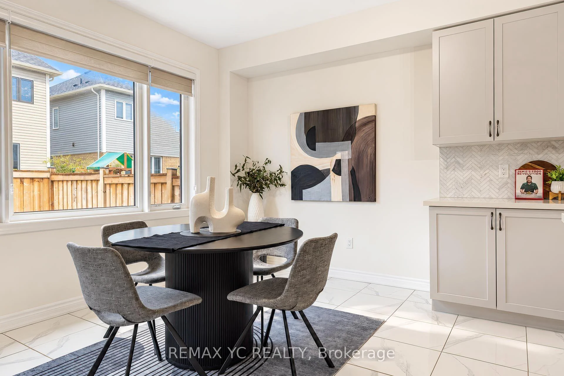 Photo 11 of 126 Durham Avenue, Barrie, Rural Barrie Southeast — HOMEH