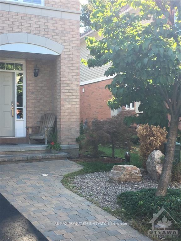 Photo 2 of 112 Gatespark Private, Ottawa, Kanata - Kanata Lakes/Heritage Hills — HOMEH
