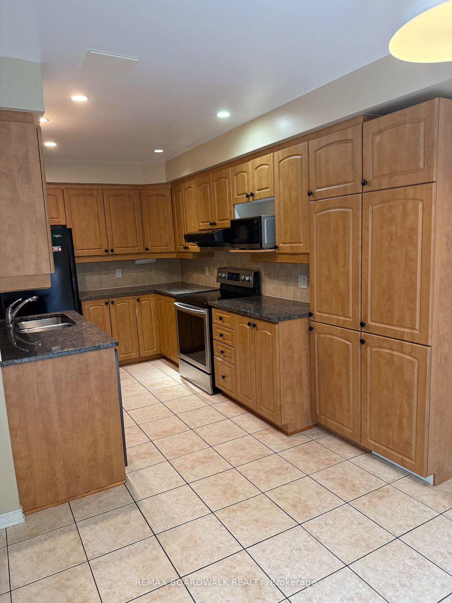 Photo 7 of 112 Gatespark Private, Ottawa, Kanata - Kanata Lakes/Heritage Hills — HOMEH