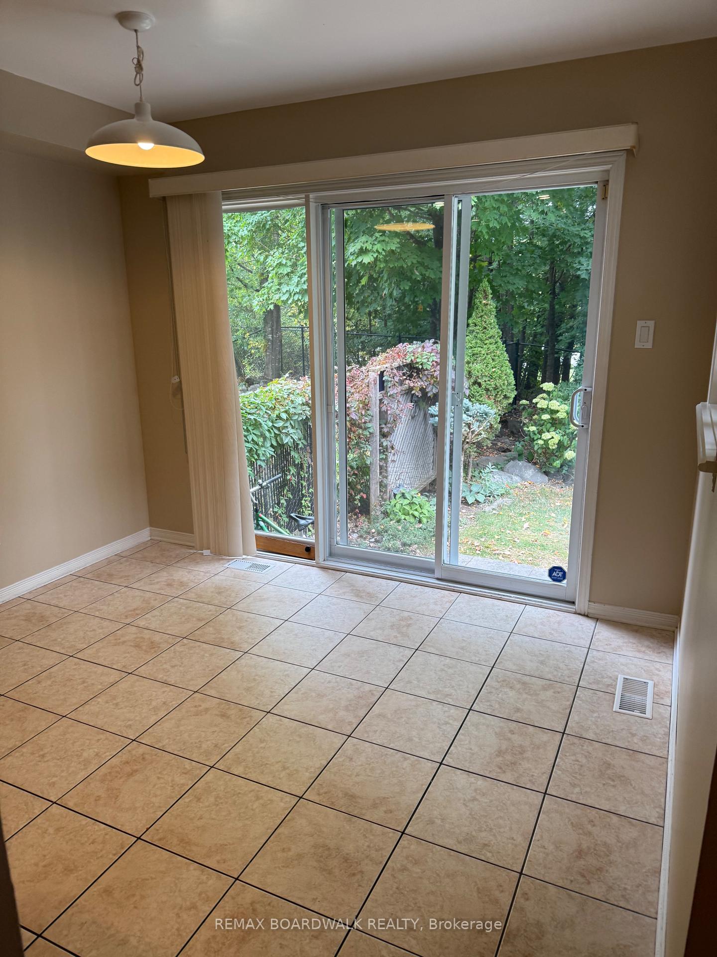 Photo 8 of 112 Gatespark Private, Ottawa, Kanata - Kanata Lakes/Heritage Hills — HOMEH