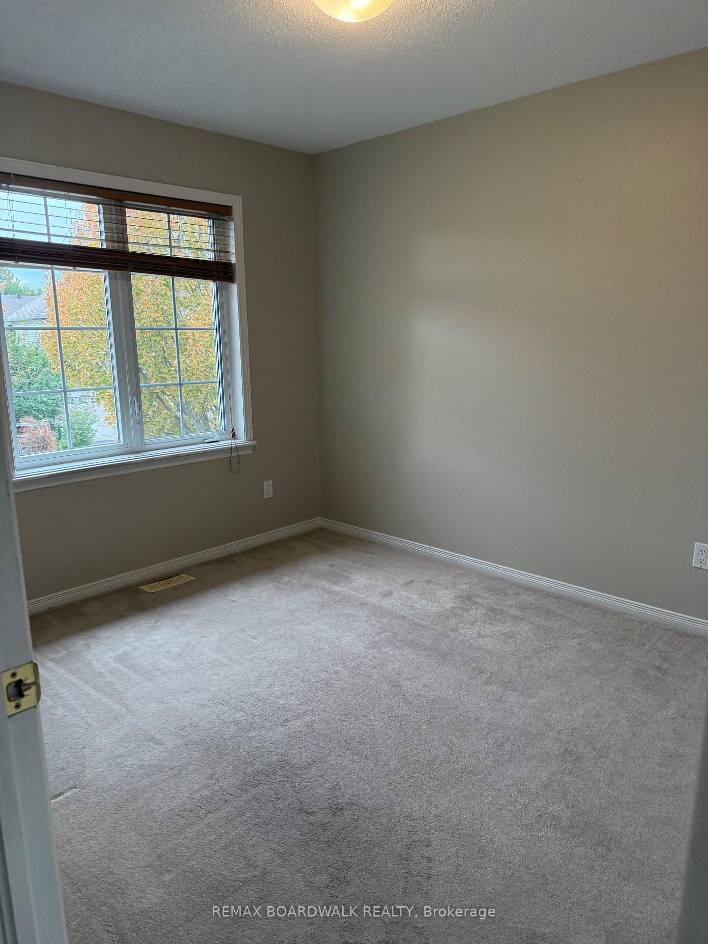 Photo 10 of 112 Gatespark Private, Ottawa, Kanata - Kanata Lakes/Heritage Hills — HOMEH