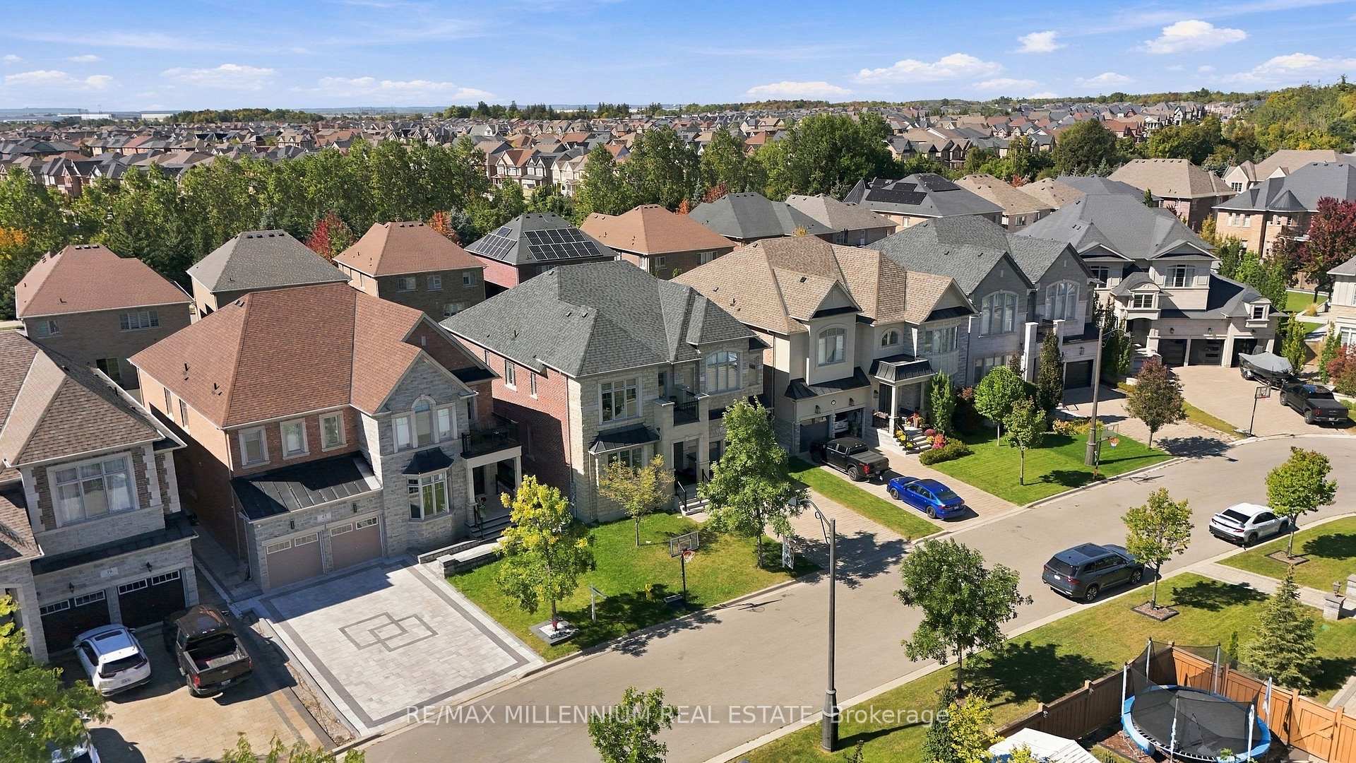 Photo 5 of 49 Torgan Trail, Vaughan, Kleinburg — HOMEH