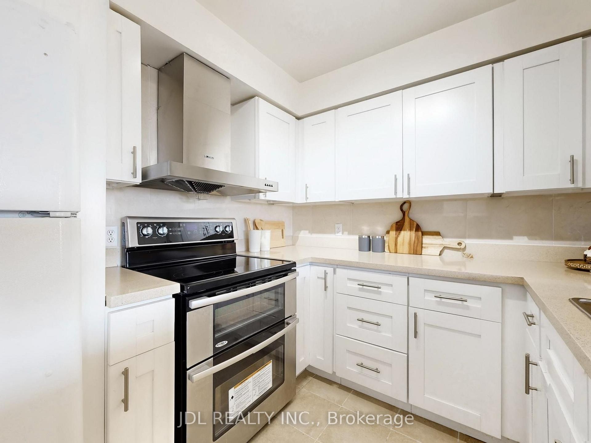 Photo 3 of Unit 906, 260 Doris Avenue, North York, Willowdale East — HOMEH