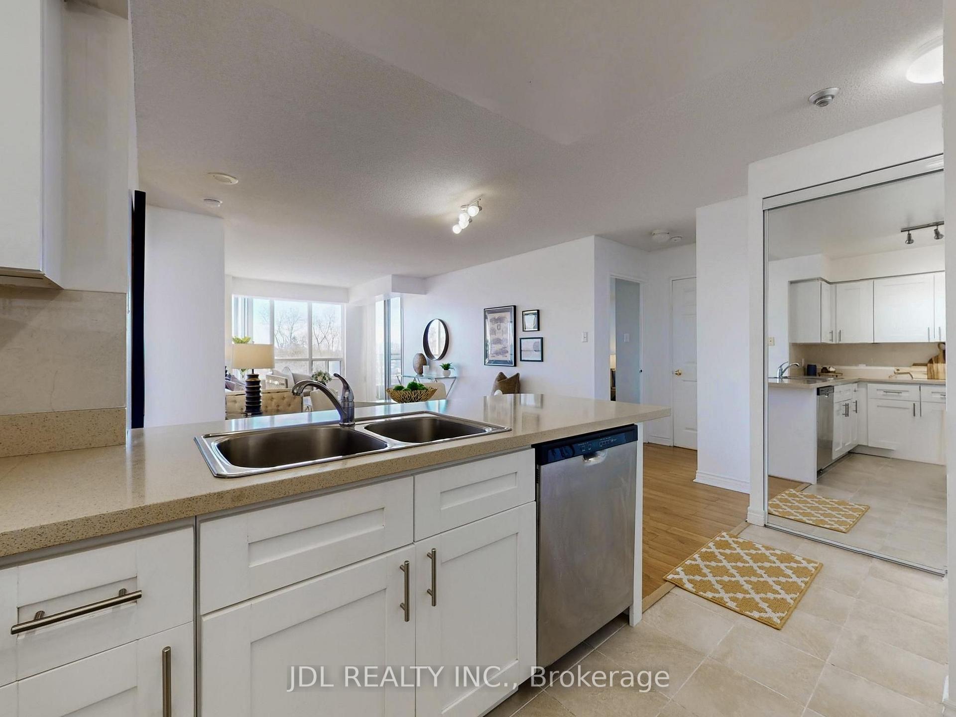 Photo 4 of Unit 906, 260 Doris Avenue, North York, Willowdale East — HOMEH