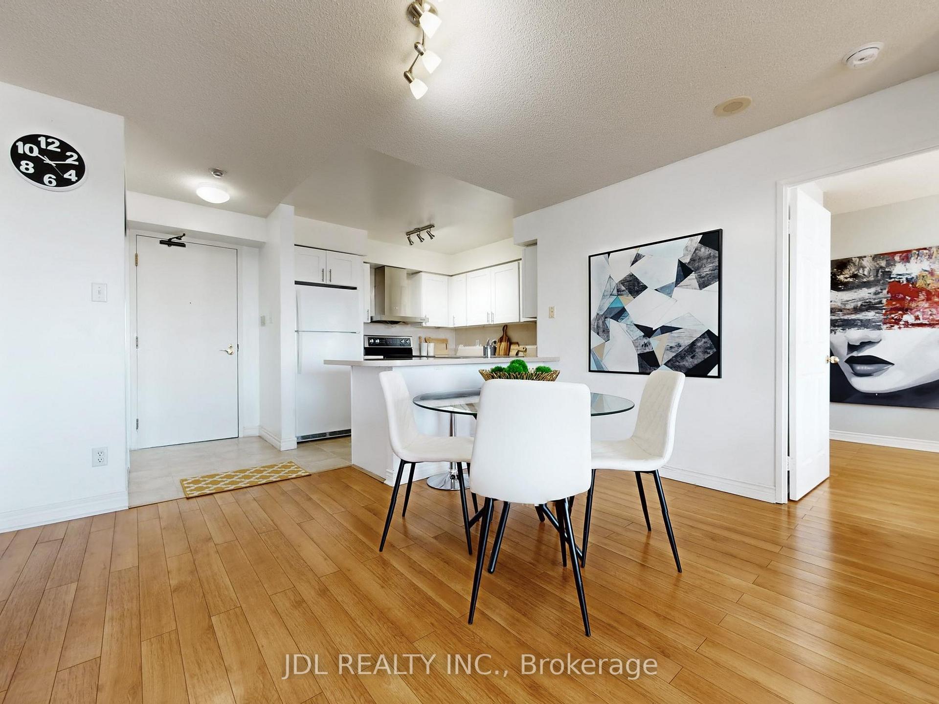 Photo 5 of Unit 906, 260 Doris Avenue, North York, Willowdale East — HOMEH