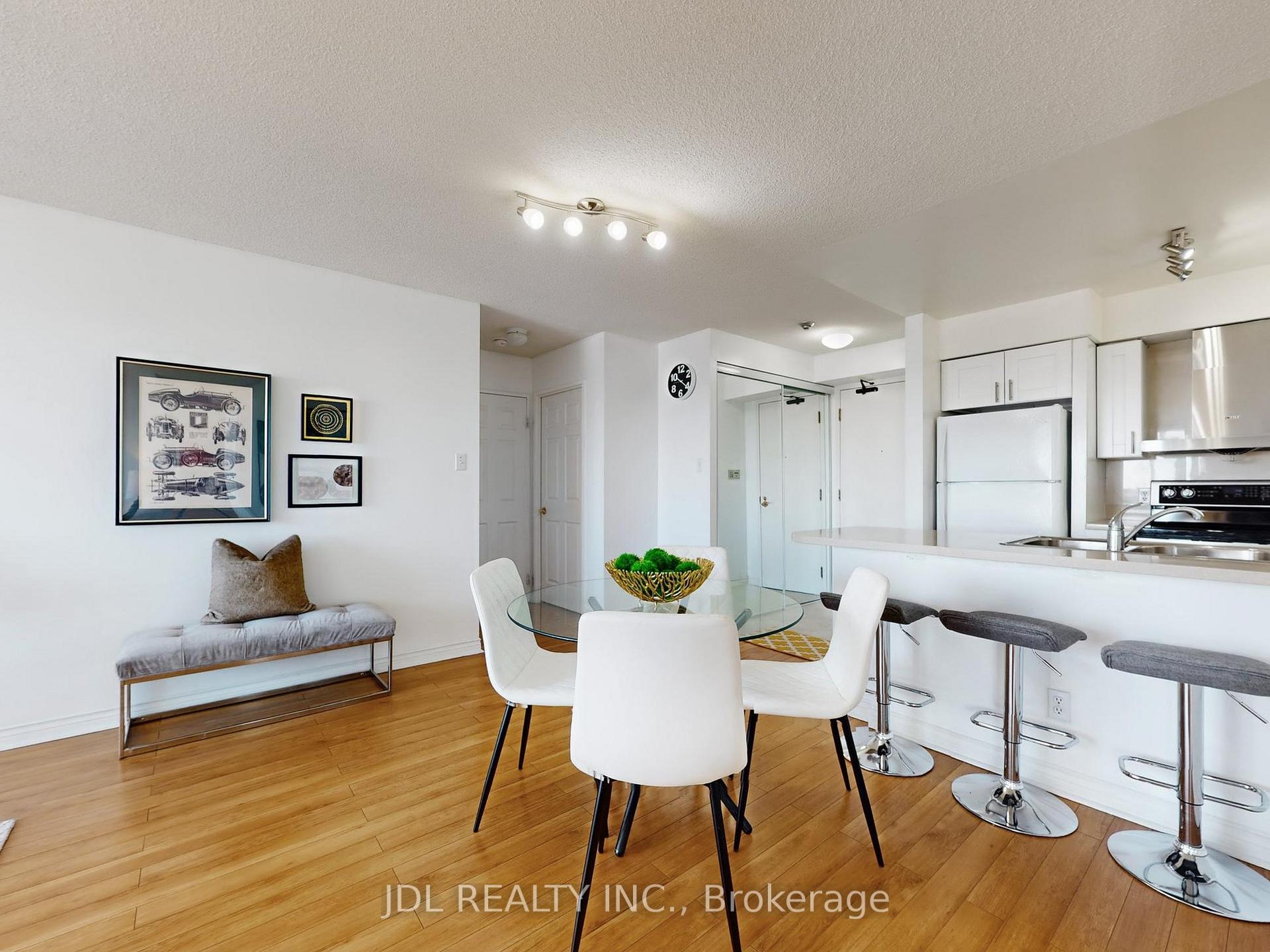 Photo 10 of Unit 906, 260 Doris Avenue, North York, Willowdale East — HOMEH