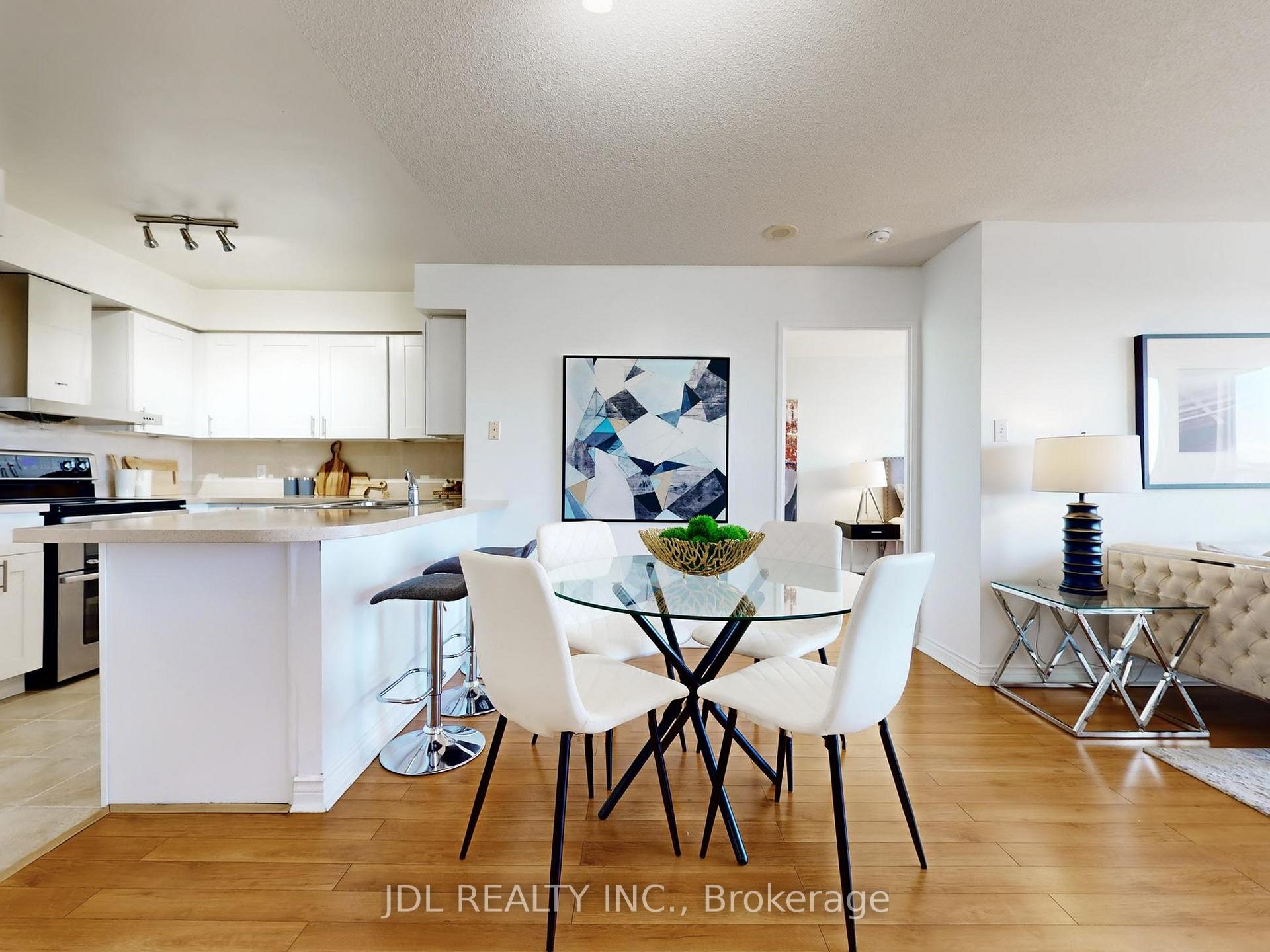 Photo 11 of Unit 906, 260 Doris Avenue, North York, Willowdale East — HOMEH