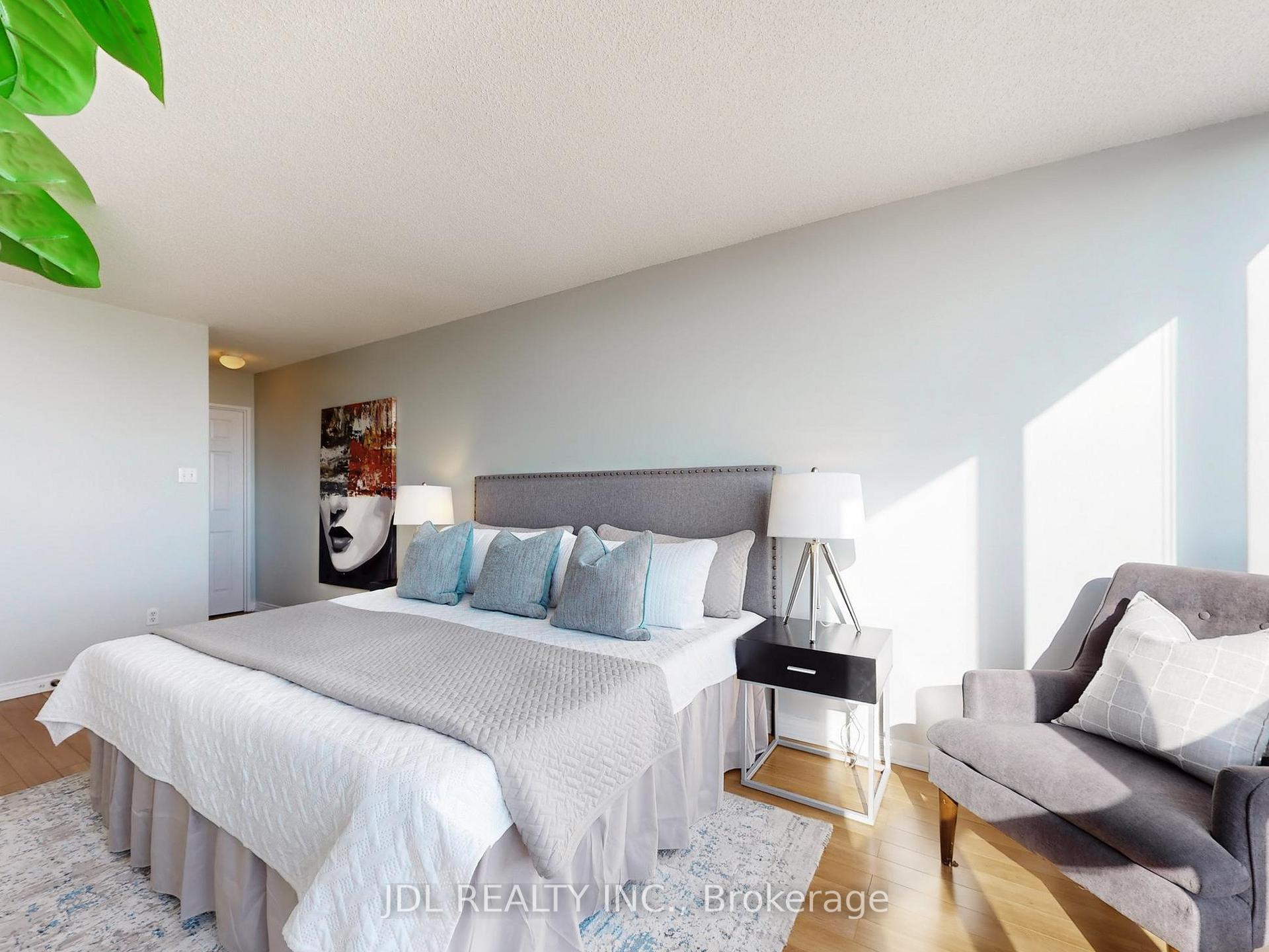 Photo 15 of Unit 906, 260 Doris Avenue, North York, Willowdale East — HOMEH