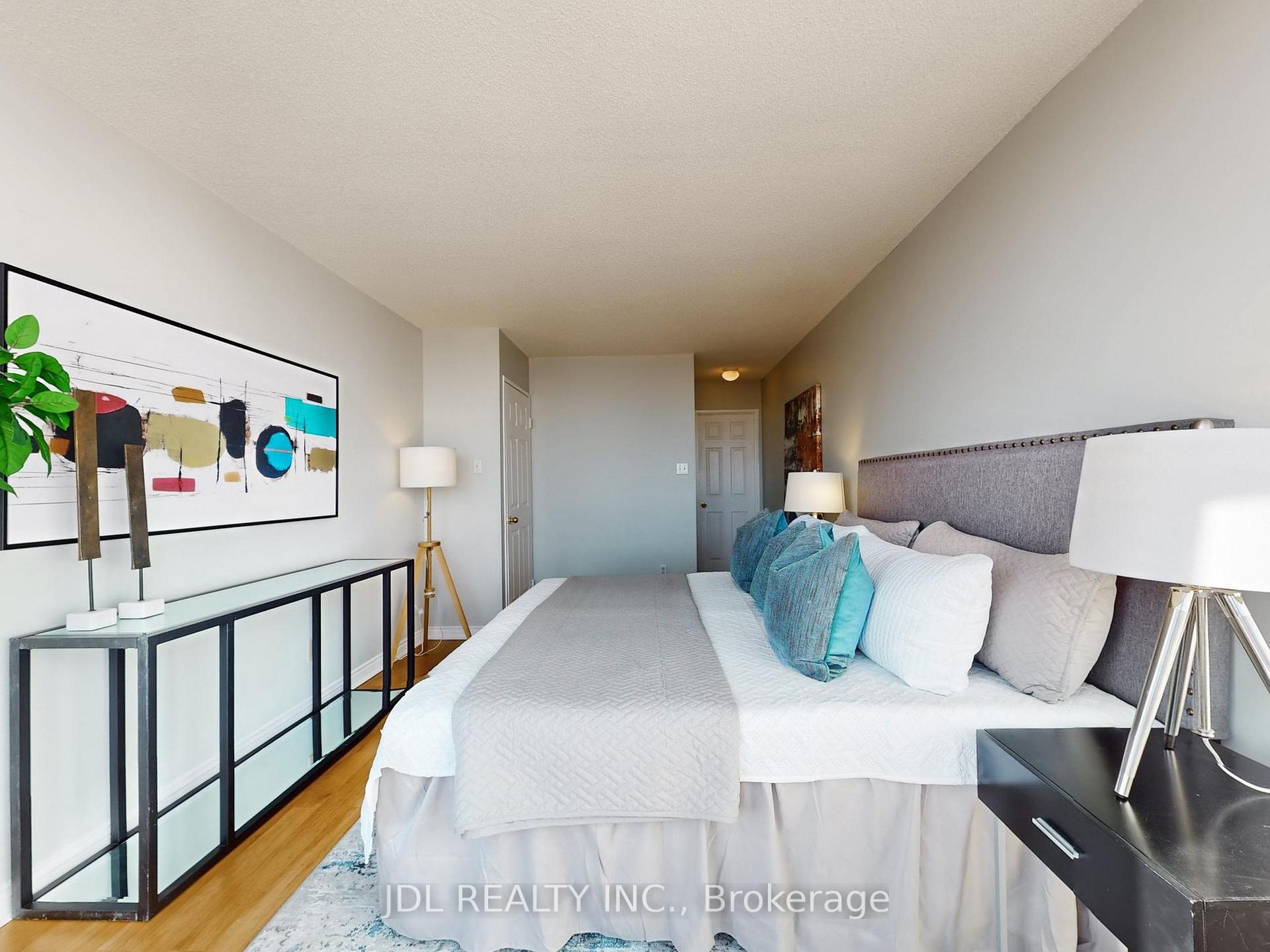 Photo 16 of Unit 906, 260 Doris Avenue, North York, Willowdale East — HOMEH
