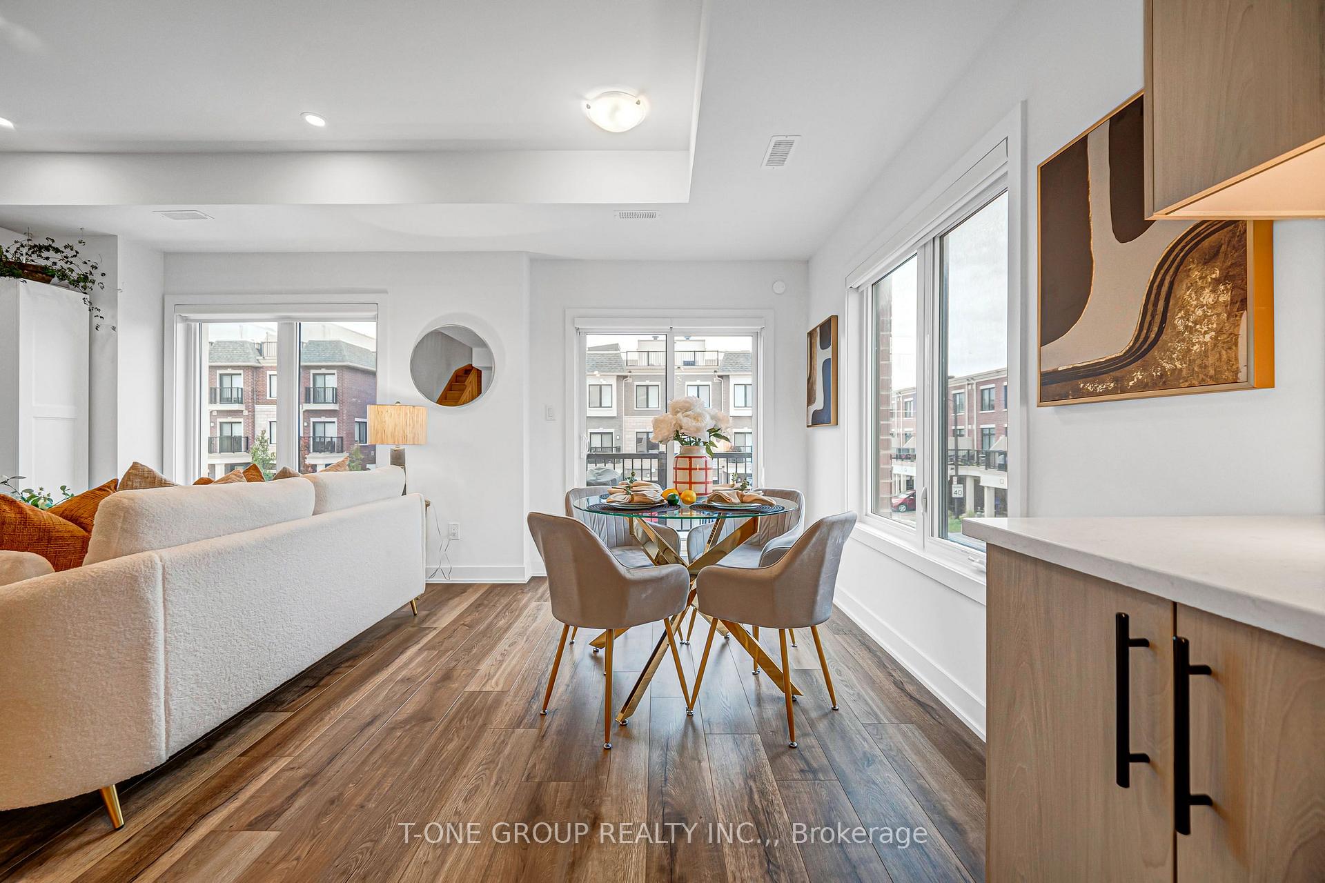 Photo 2 of 144 Covington Crescent, Whitchurch-Stouffville, Stouffville — HOMEH