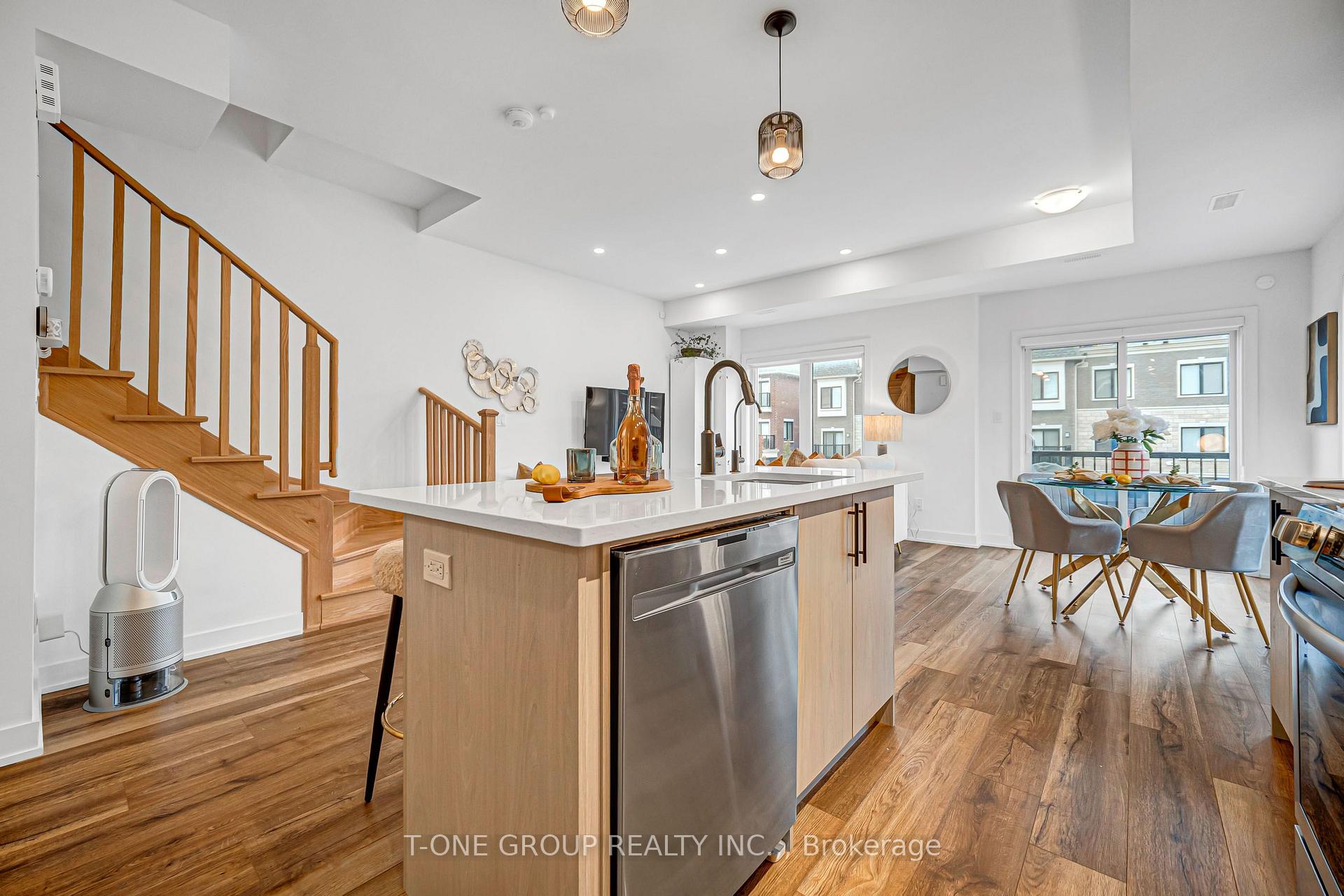 Photo 16 of 144 Covington Crescent, Whitchurch-Stouffville, Stouffville — HOMEH