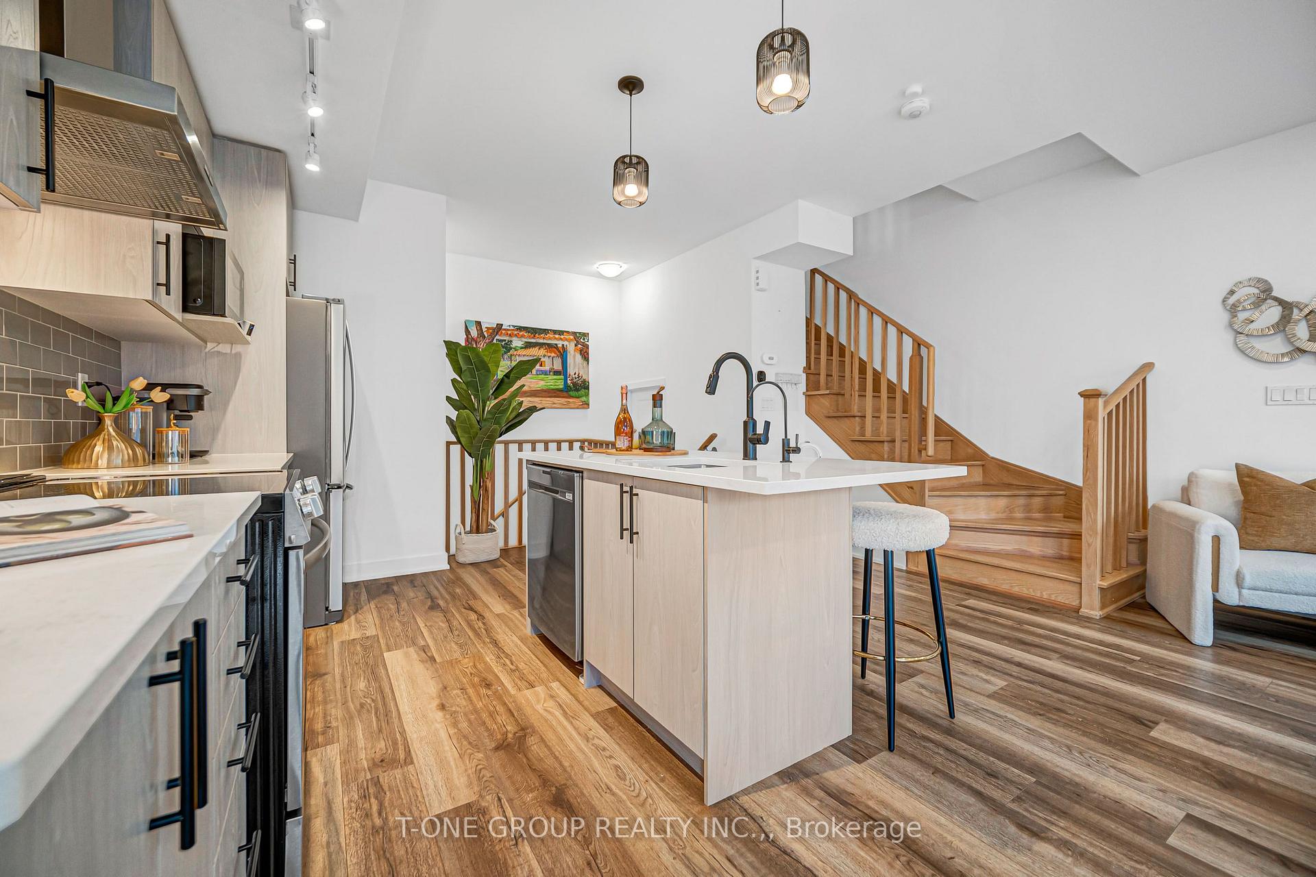 Photo 17 of 144 Covington Crescent, Whitchurch-Stouffville, Stouffville — HOMEH