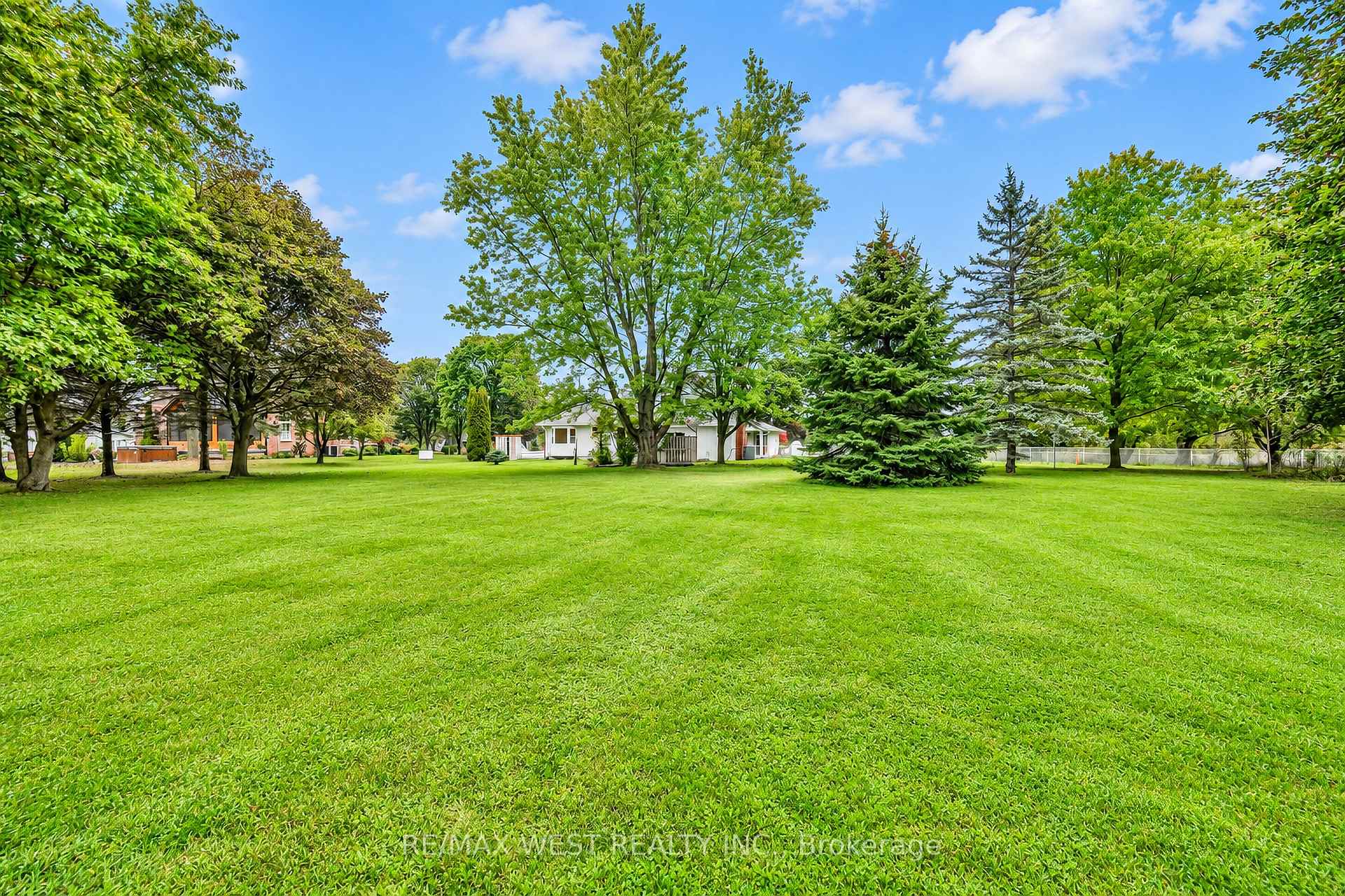 Photo 16 of 24 Smith Drive, Uxbridge, Rural Uxbridge — HOMEH