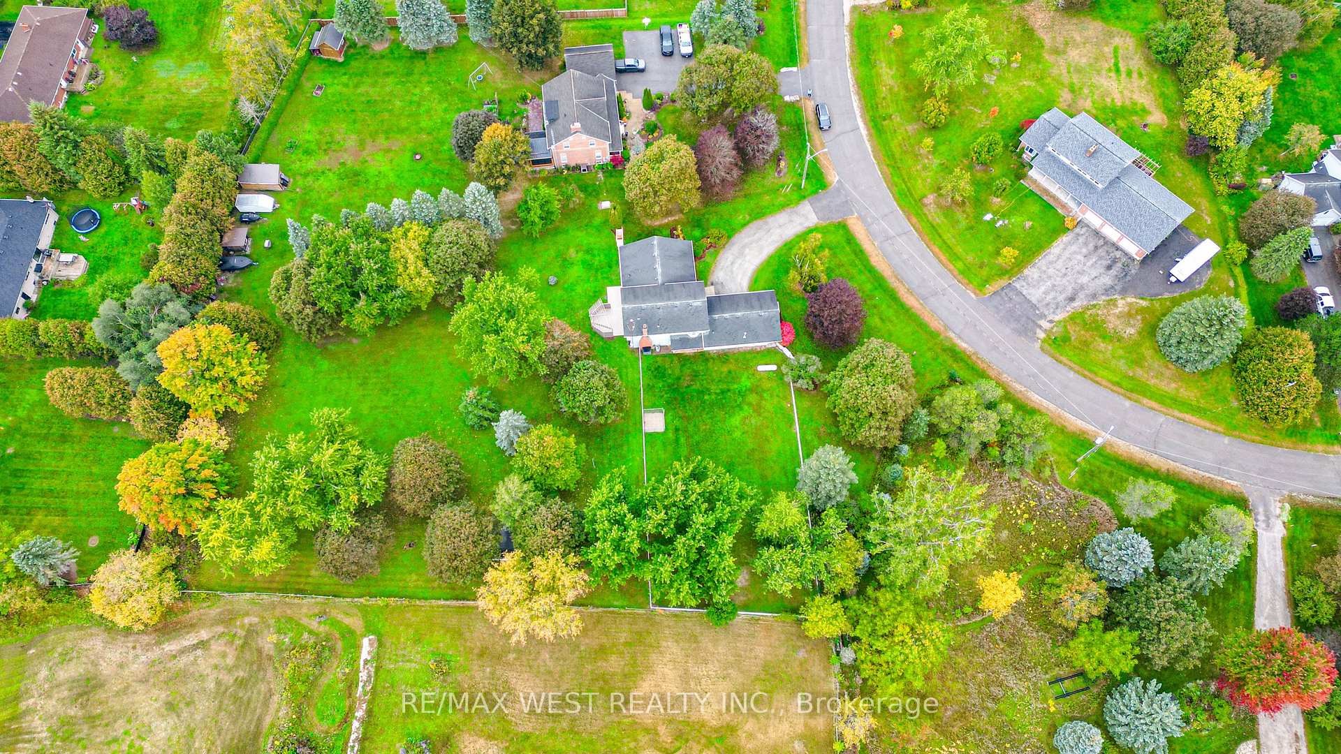 Photo 17 of 24 Smith Drive, Uxbridge, Rural Uxbridge — HOMEH