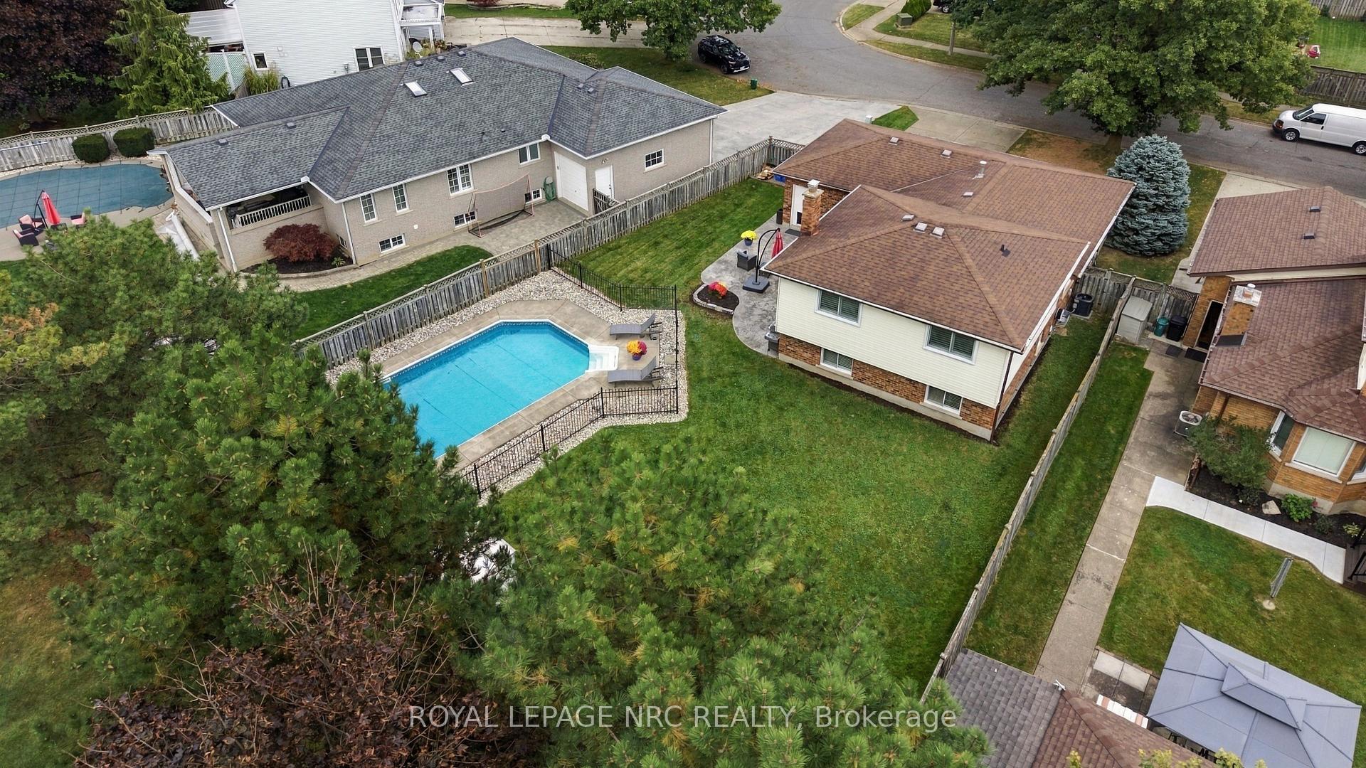 Photo 4 of 7979 Oakridge Drive, Niagara Falls, Mt. Carmel — HOMEH