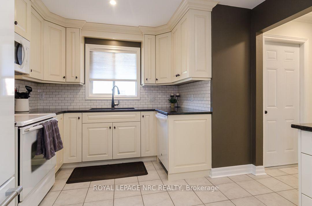 Photo 11 of 7979 Oakridge Drive, Niagara Falls, Mt. Carmel — HOMEH